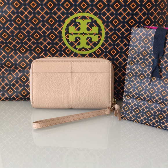 Moving SALE 🌸TORY IVY Smartphone wristlet - Picture 4 of 5